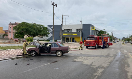 CARRO PEGOU FOGO, NA FLORIANO, AO LADO DA PRAÇA CENTRAL