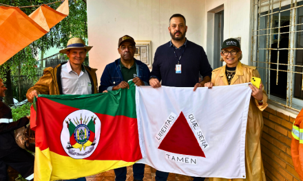 EMATER/MG ENTREGA CAMINHÃO CARREGADO COM ÁGUA E CESTAS BÁSICAS PARA PESCADORES DE SLS