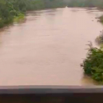 SEM ESCOAMENTO, É GRANDE O ACUMULO DE ÁGUA NA REGIÃO DA PONTE DO PASSO DOS BAIOS