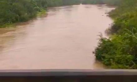 SEM ESCOAMENTO, É GRANDE O ACUMULO DE ÁGUA NA REGIÃO DA PONTE DO PASSO DOS BAIOS