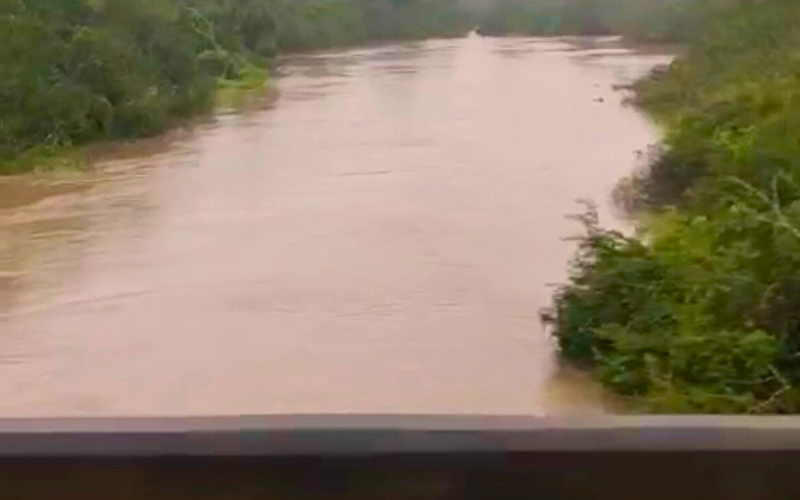 SEM ESCOAMENTO, É GRANDE O ACUMULO DE ÁGUA NA REGIÃO DA PONTE DO PASSO DOS BAIOS