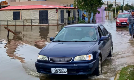 COM LAGOA A 2,87, NÃO HÁ MAIS RUAS DE ACESSO SEM ALAGAMENTOS EM DIREÇÃO À PRAIA