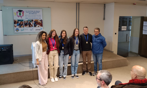 ALUNAS DA ESCOLA RODOLFO BERSCH CAMPEÃS NO VIII FESTIVAL DE VÍDEOS DIGITAIS E EDUCAÇÃO MATEMÁTICA