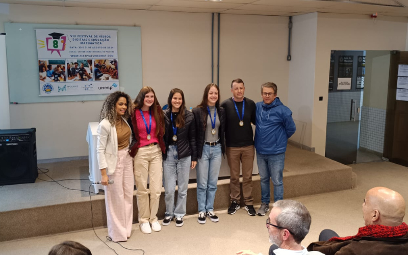 ALUNAS DA ESCOLA RODOLFO BERSCH CAMPEÃS NO VIII FESTIVAL DE VÍDEOS DIGITAIS E EDUCAÇÃO MATEMÁTICA