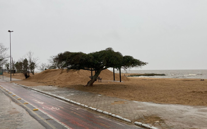 PREFEITO FALA SOBRE RECONSTRUÇÃO DA ORLA E DE QUE FORMA TRABALHA O REMANEJAMENTO DA AREIA DA PRAIA