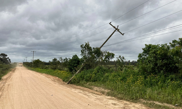 ALÔ EQUATORIAL: POSTE NA NESTOR FERNANDO GRAEFF ESTÁ SENDO SUSTENTADO APENAS PELA REDE