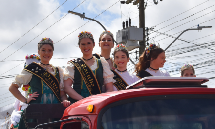 O DESFILE DE RUA DA 35ª SÜDOKTOBERFEST: UMA VERDADEIRA FESTA POPULAR DA CULTURA GERMÂNICA