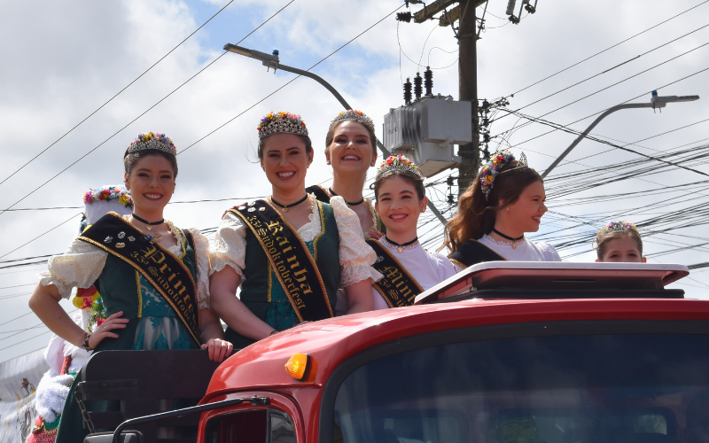 O DESFILE DE RUA DA 35ª SÜDOKTOBERFEST: UMA VERDADEIRA FESTA POPULAR DA CULTURA GERMÂNICA