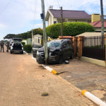 MOTORISTA COLIDIU EM POSTE NA MANHÃ DESTE SÁBADO, NA PRAIA DA BARRINHA