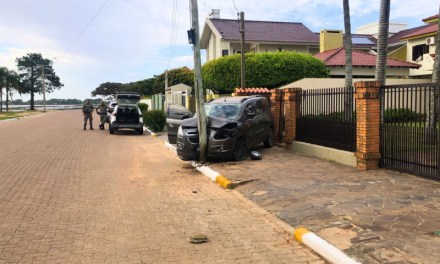 MOTORISTA COLIDIU EM POSTE NA MANHÃ DESTE SÁBADO, NA PRAIA DA BARRINHA