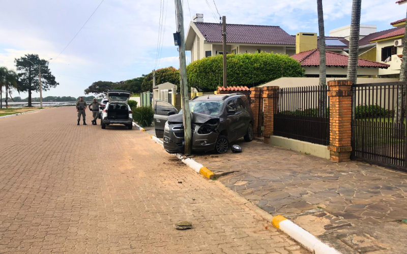 MOTORISTA COLIDIU EM POSTE NA MANHÃ DESTE SÁBADO, NA PRAIA DA BARRINHA