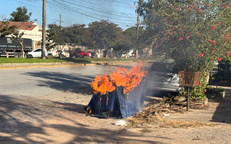 INCÊNDIO CRIMINOSO? CONTAINER PEGA FOGO NA AV. NONÔ CENTENO