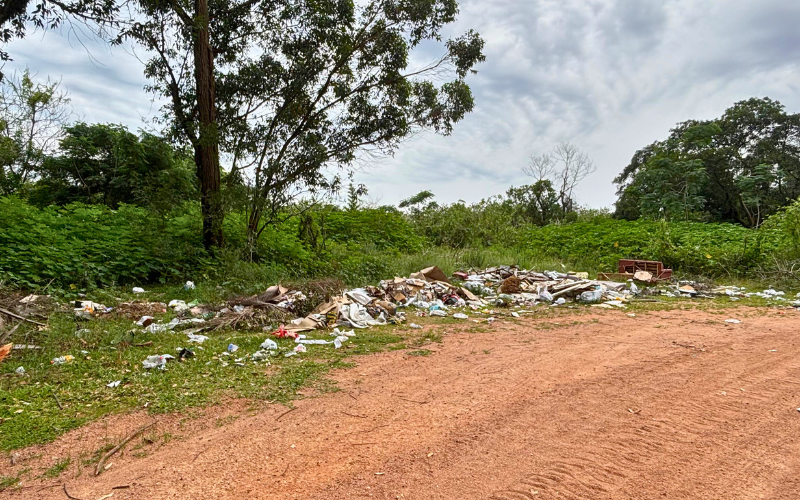 MUNÍCIPES DENUNCIAM DESCARTE IRREGULAR DE LIXO NA ‘ESTRADA DO CAMPING’