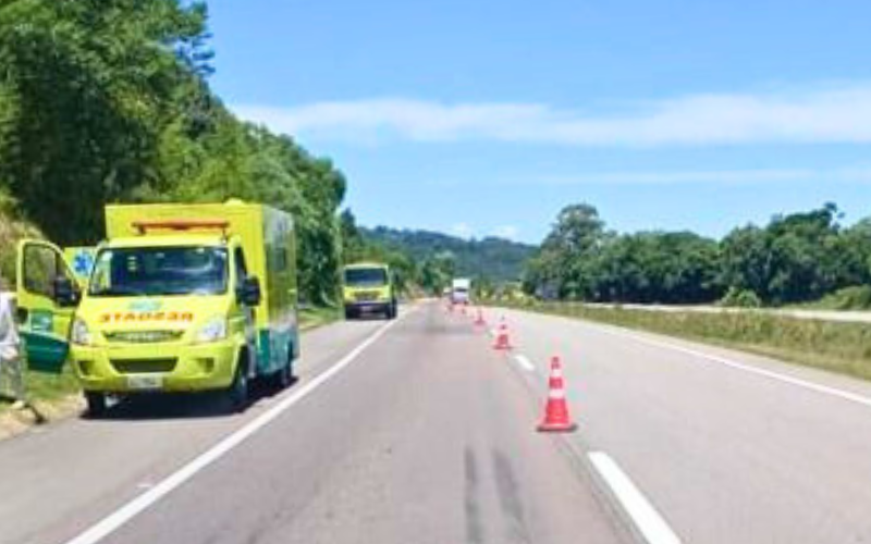 BR-116: COLISÃO TRASEIRA ENTRE DOIS CAMINHÕES, PRÓXIMO À ESTRADA DO SÍTIO