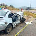 ACIDENTE ENTRE UM CARRO E DOIS CAMINHÕES RESULTA EM MORTE NA BR-116, NO ACESSO À CRISTAL