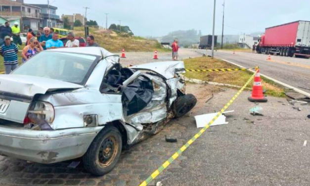 ACIDENTE ENTRE UM CARRO E DOIS CAMINHÕES RESULTA EM MORTE NA BR-116, NO ACESSO À CRISTAL