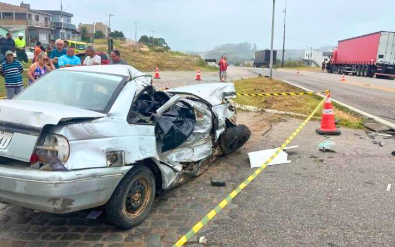 ACIDENTE ENTRE UM CARRO E DOIS CAMINHÕES RESULTA EM MORTE NA BR-116, NO ACESSO À CRISTAL