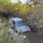 CARRO DESDE SEGUNDA EM UM VALO NA RUA NESTOR GRAEFF, DESPERTA CURIOSIDADE