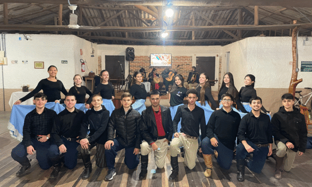 INVERNADA JUVENIL DO CTG SEPÉ TIARAJU NO TRADICIONAL RODEIO ARTÍSTICO DE MAIO, EM CAMAQUÃ