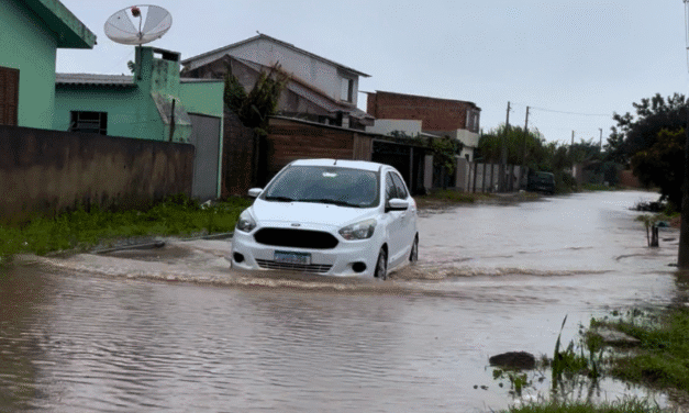 CHUVA PERSISTE E ALAGA RUAS EM SÃO LOURENÇO DO SUL