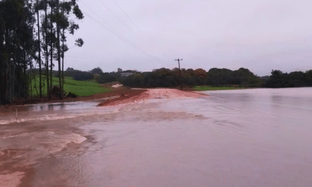 PONTE SUBMERSA: ÁGUAS INTERROMPEM TRÂNSITO NA ESTRADA DA RESERVA
