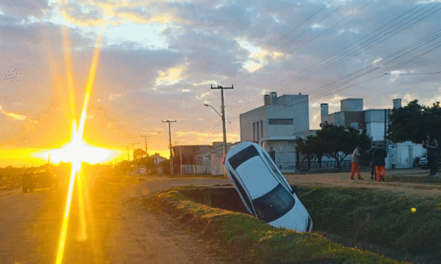 CARRO CAI NO VALÃO DURANTE A MADRUGADA EM SÃO LOURENÇO DO SUL