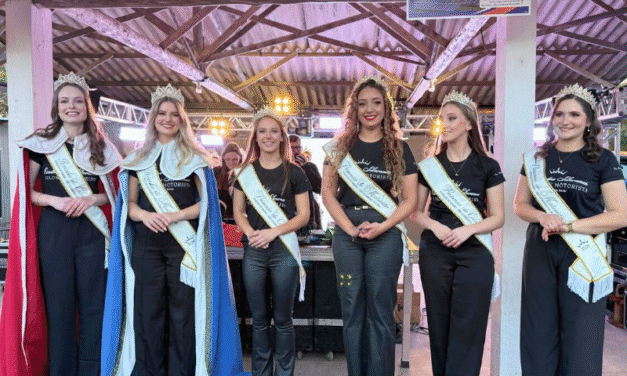 A COROAÇÃO DAS NOVAS REPRESENTANTES DO COLONO E DO MOTORISTA NA COXILHA DO BARÃO