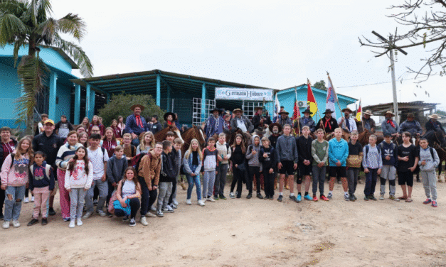 CAVALEIROS DO SEPÉ LEVAM A TRADIÇÃO DA CHAMA CRIOULA ÀS ESCOLAS DO MUNICÍPIO