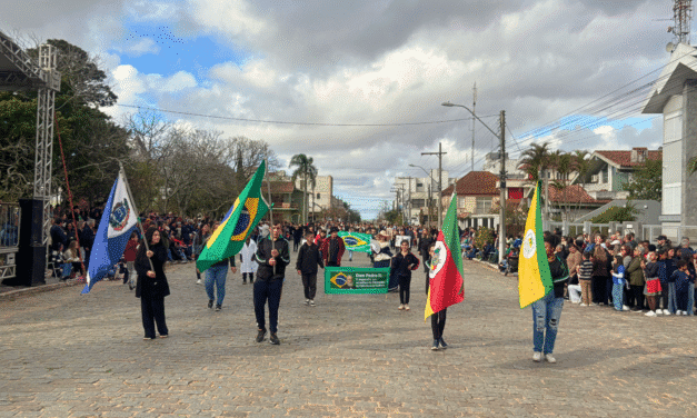 MULTIDÃO LOTA ARREDORES DA PRAÇA NA RETOMADA DO DESFILE CÍVICO DE 7 DE SETEMBRO EM SÃO LOURENÇO
