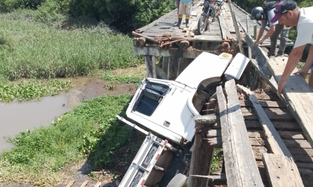 PONTE CEDE COM CAMINHÃO CARREGADO DE UREIA EM SANTA ISABEL