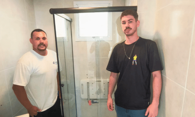 CCDF SELEÇÕES: PROMOÇÃO DA VIDRAÇARIA LOURENCIANA ENTREGA BOX A TORCEDOR DE PELOTAS