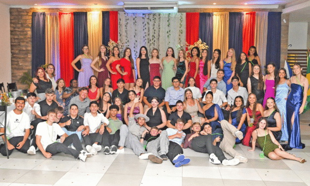 NOITE DE FESTA MARCA A FORMATURA DOS NONOS ANOS DA E.M.E.F. MARINA VARGAS