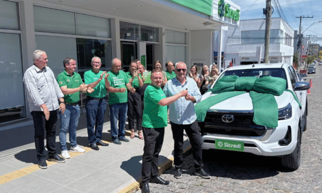 SICREDI: LOURENCIANOS SÃO CONTEMPLADOS COM HILUX ZERO KM E CARTÃO DE R$ 10 MIL