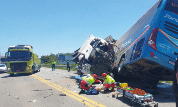 ACIDENTE ENTRE ÔNIBUS E CAMINHÃO DEIXA AO MENOS DOIS MORTOS NA BR-116, EM CORRIENTES