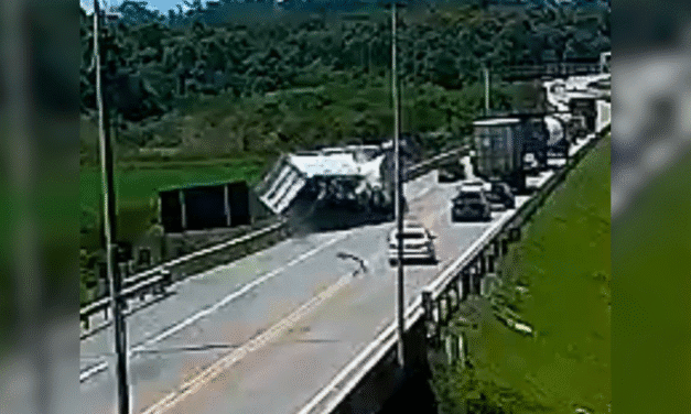 VÍDEO MOSTRA O EXATO MOMENTO DA COLISÃO ENTRE ÔNIBUS E CARRETA NA BR-116