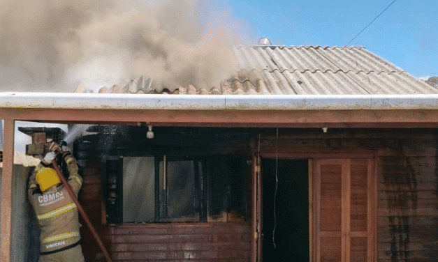 CORPO DE BOMBEIROS COMBATE INCÊNDIO EM RESIDÊNCIA NA BARRINHA
