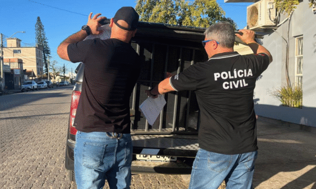 NA LOMBA, JOVEM DE 19 ANOS É PRESA COM DROGAS E SIMULACRO DE ARMA