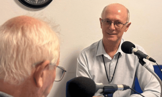 DA CRUZ À RESSURREIÇÃO: PADRE PEDE PAZ TAMBÉM NAS REDES SOCIAIS