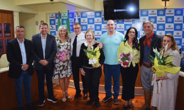 SESSÃO SOLENE HOMENAGEIA RICARDO SERPA E CONCEDE TÍTULO A FABIANO BACCHIERI