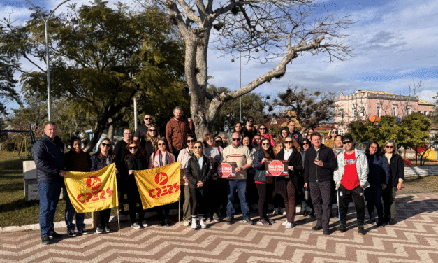 PROFESSORES REALIZAM ATO NA PRAÇA CENTRAL CONTRA CONCESSÃO DE ESCOLAS ESTADUAIS