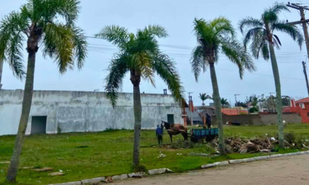 CARROCEIRO É FLAGRADO DESCARTANDO ENTULHO NO TERRENO DO CENTRO DE EVENTOS