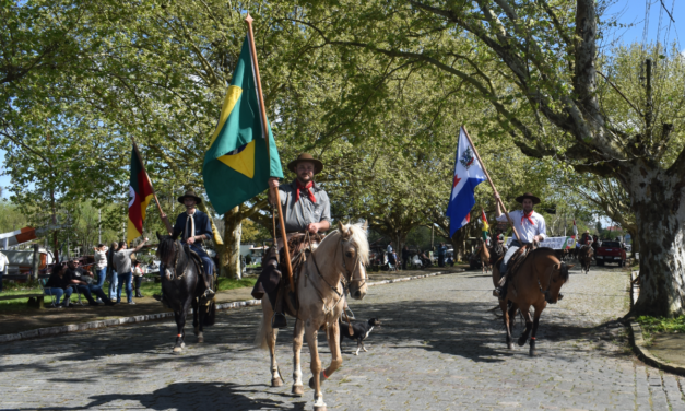804 CAVALARIANOS PARTICIPARAM DO DESFILE DE 20 DE SETEMBRO EM SÃO LOURENÇO
