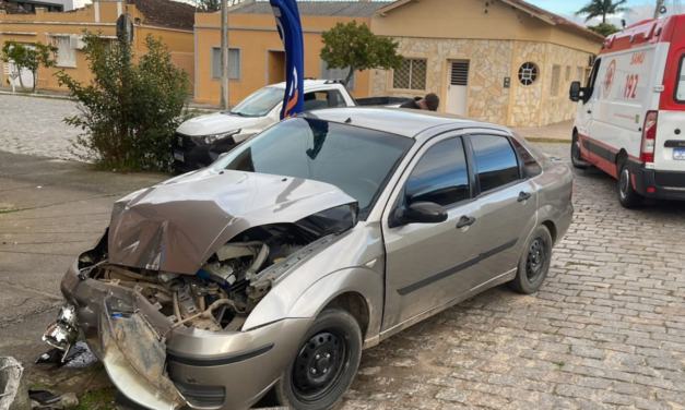 ACIDENTE DE TRÂNSITO É REGISTRADO NO CENTRO DE SÃO LOURENÇO DO SUL